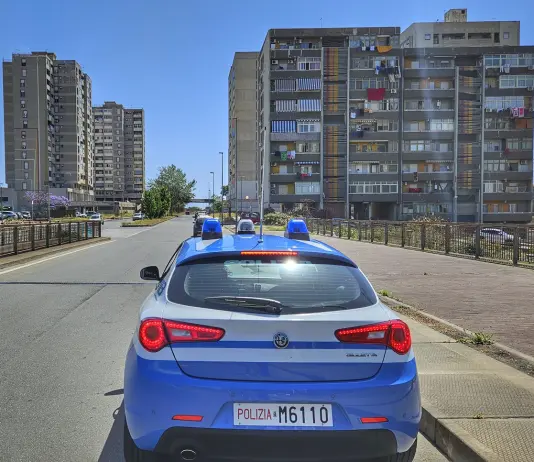 Minaccia madre e sorella con una mazza da baseball per ottenere soldi per la droga, un arresto a Catania