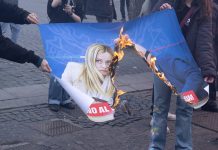 Corteo contro guerra e referendum a Roma, bruciate foto di Meloni e Nordio