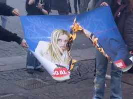 Corteo contro guerra e referendum a Roma, bruciate foto di Meloni e Nordio