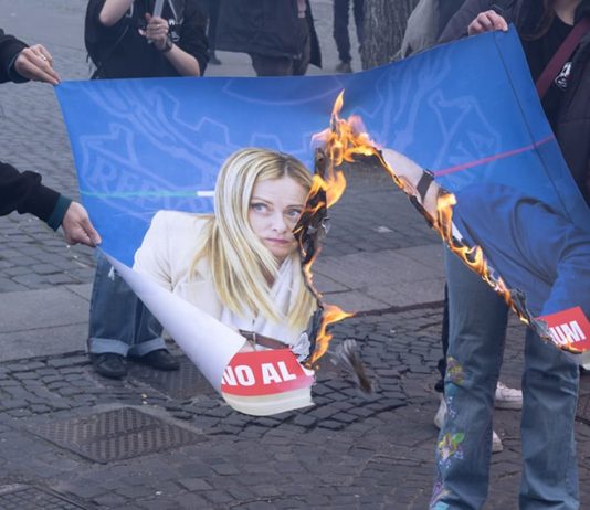 Corteo contro guerra e referendum a Roma, bruciate foto di Meloni e Nordio