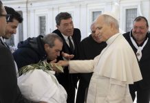 Fiasconaro dona la colomba della pace al Santo Padre