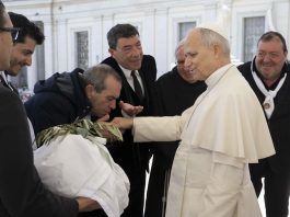 Fiasconaro dona la colomba della pace al Santo Padre