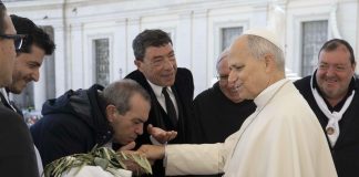 Fiasconaro dona la colomba della pace al Santo Padre
