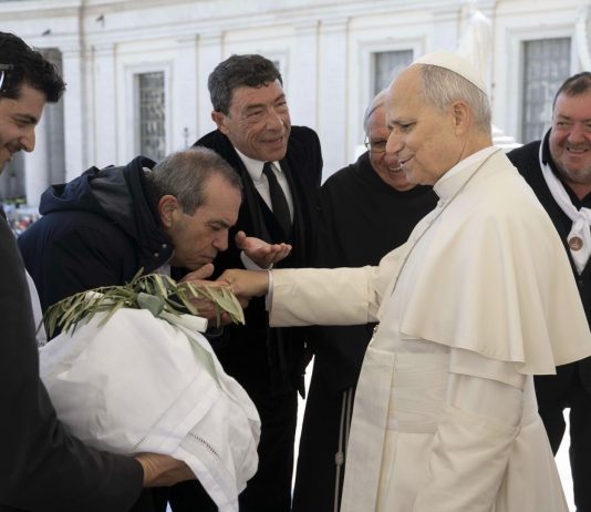 Fiasconaro dona la colomba della pace al Santo Padre