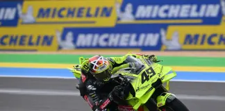 MotoGP, Marc Marquez vince la sprint in Brasile davanti a Di Giannantonio. L’italiano partirà in pole