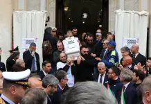 L’ultimo saluto al piccolo Domenico, anche Giorgia Meloni ai funerali a Nola
