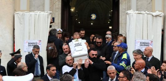 L’ultimo saluto al piccolo Domenico, anche Giorgia Meloni ai funerali a Nola / Video