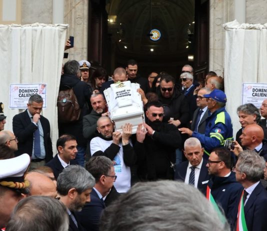 L’ultimo saluto al piccolo Domenico, anche Giorgia Meloni ai funerali a Nola / Video