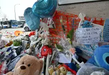 Oggi a Nola i funerali del piccolo Domenico, applausi della folla all’arrivo del feretro