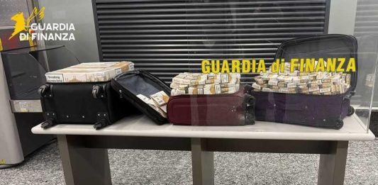 Sequestrati oltre 1.000 kg di sigarette di contrabbando e melassa all’aeroporto di Malpensa