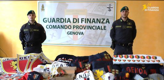 Abbigliamento e accessori del Genoa contraffatti, due denunce a Genova