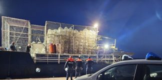 Peschereccio straniero al lavoro in acque italiane nel sud Sardegna, denunce e sequestri