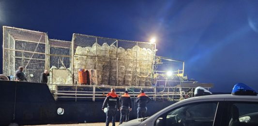 Peschereccio straniero al lavoro in acque italiane nel sud Sardegna, denunce e sequestri