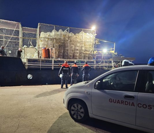 Peschereccio straniero al lavoro in acque italiane nel sud Sardegna, denunce e sequestri