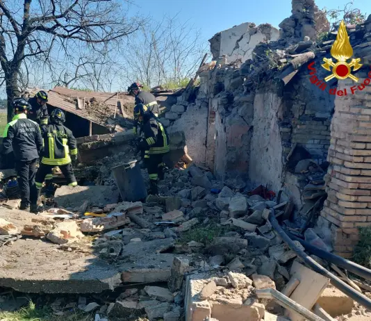 Roma, crollo in un casolare al Parco degli Acquedotti: due vittime. Ipotesi stessero maneggiando un ordigno artigianale