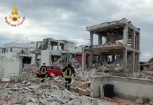 Roma, crolla una palazzina a causa di una esplosione: ci sono feriti
