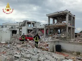 Roma, crolla una palazzina a causa di una esplosione: due anziani feriti / Foto e Video