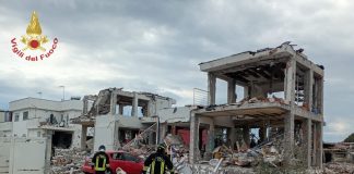 Roma, crolla una palazzina a causa di una esplosione: due anziani feriti / Foto e Video
