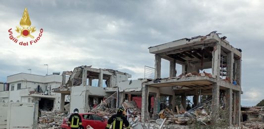 Roma, crolla una palazzina a causa di una esplosione: due anziani feriti / Foto e Video