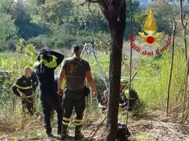Roma, donna precipita in un pozzo non segnalato: recuperata e trasportata in ospedale