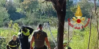 Roma, donna precipita in un pozzo non segnalato: recuperata e trasportata in ospedale