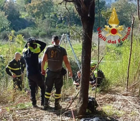 Roma, donna precipita in un pozzo non segnalato: recuperata e trasportata in ospedale