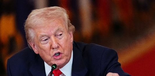 Trump “Il nuovo regime dell’Iran ha chiesto il cessate il fuoco”. Teheran nega “Non stiamo trattando”