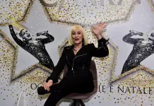 Raffaella Carrà aveva un figlio adottivo segreto. La Fondazione “La sua scelta per proseguire le attività benefiche”