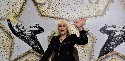 Raffaella Carrà aveva un figlio adottivo segreto. La Fondazione “La sua scelta per proseguire le attività benefiche”