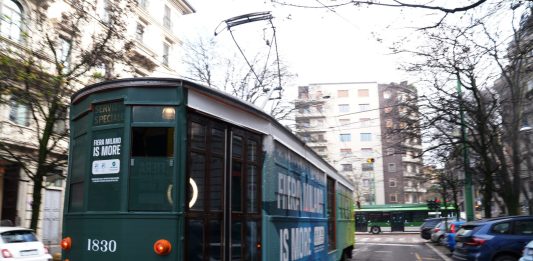 Milano, tram esce dai binari a Rozzano: nessun ferito