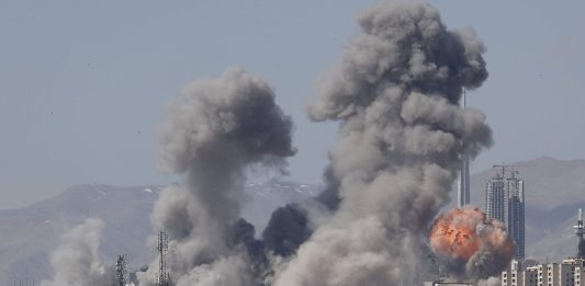 Nuove ondate di attacchi degli Usa contro l’Iran, Teheran: “Ci attaccano con la scusa dell’abbattimento dell’elicottero”