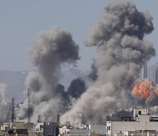 Nuovi raid di Israele in Iran, colpito edificio del summit riunito per la nuova Guida Suprema. Teheran “Azioni militari europee sarebbero atto di guerra”