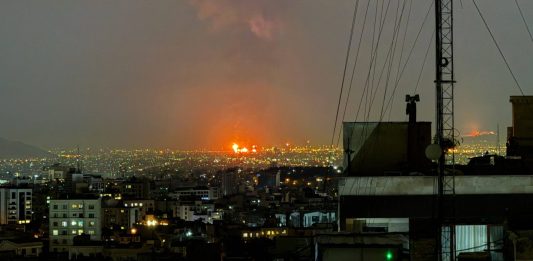 Nuovi attacchi Usa in Iran, i Pasdaran rispondono colpendo installazioni in Kuwait e Bahrein. Rutte “Teheran sta violando la tregua”