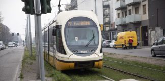 Milano, principio d’incendio sul tram 27: nessun ferito