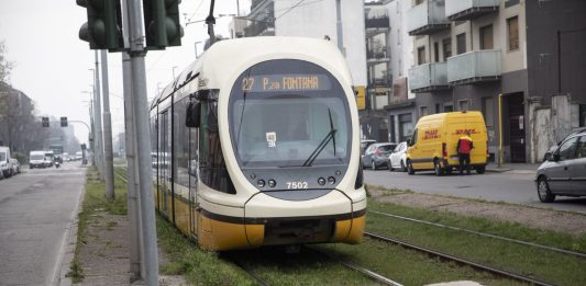 Milano, principio d’incendio sul tram 27: nessun ferito