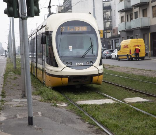 Milano, principio d’incendio sul tram 27: nessun ferito