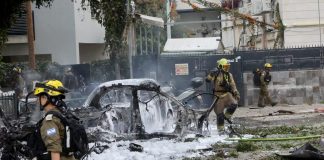 صواريخ إيرانية على تل أبيب تسفر عن قتيلين.. وغارات إسرائيلية في لبنان توقع ضحايا