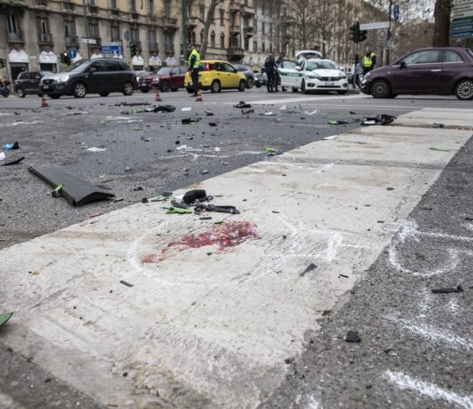 Schianto auto-moto a Milano, morti due ventenni