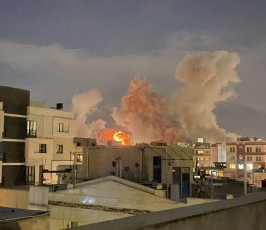 Israele lancia la decima ondata di attacchi su Teheran. Figlio Khamenei nuova Guida Suprema, Katz “Obiettivo da eliminare”. Pasdaran “Controllo totale stretto di Hormuz”