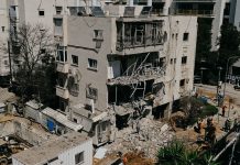 Quattro ondate di missili balistici dall’Iran contro Israele, sei feriti