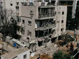 Iran, ucciso il comandante della Marina dei Pasdaran. Quattro ondate di missili balistici da Teheran contro Israele: sei feriti