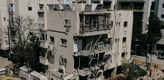 Iran, colpiti gli impianti della compagnia petrolchimica di Tabriz. Teheran lancia quattro ondate di missili verso Israele