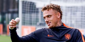 Lang “My thumb it’s still there and will survive, but it’s not easy. I can’t even play Playstation”