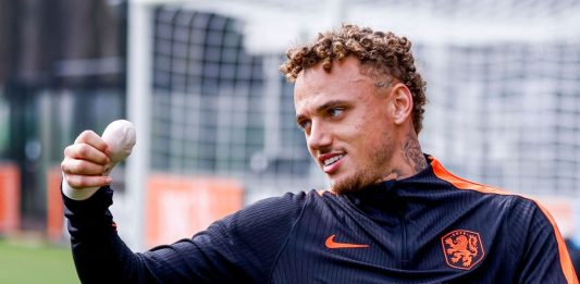 Lang “My thumb it’s still there and will survive, but it’s not easy. I can’t even play Playstation”