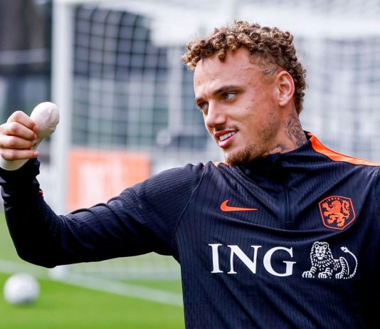 Lang “My thumb it’s still there and will survive, but it’s not easy. I can’t even play Playstation”