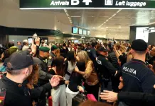 Iran, Tajani “Non credo possa andare avanti per oltre 7 giorni”. Atterrato a Malpensa il volo con a bordo i 200 studenti / Video