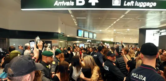 Iran, Tajani “Non credo possa andare avanti per oltre 7 giorni”. Atterrato a Malpensa il volo con a bordo i 200 studenti / Video