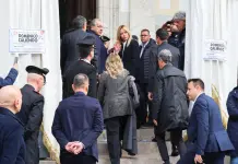 L’ultimo saluto al piccolo Domenico, applausi della folla all’arrivo del feretro. Anche la premier Meloni ai funerali