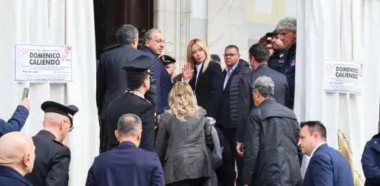 L’ultimo saluto al piccolo Domenico, applausi della folla all’arrivo del feretro. Anche la premier Meloni ai funerali