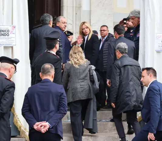 L’ultimo saluto al piccolo Domenico, applausi della folla all’arrivo del feretro. Anche la premier Meloni ai funerali